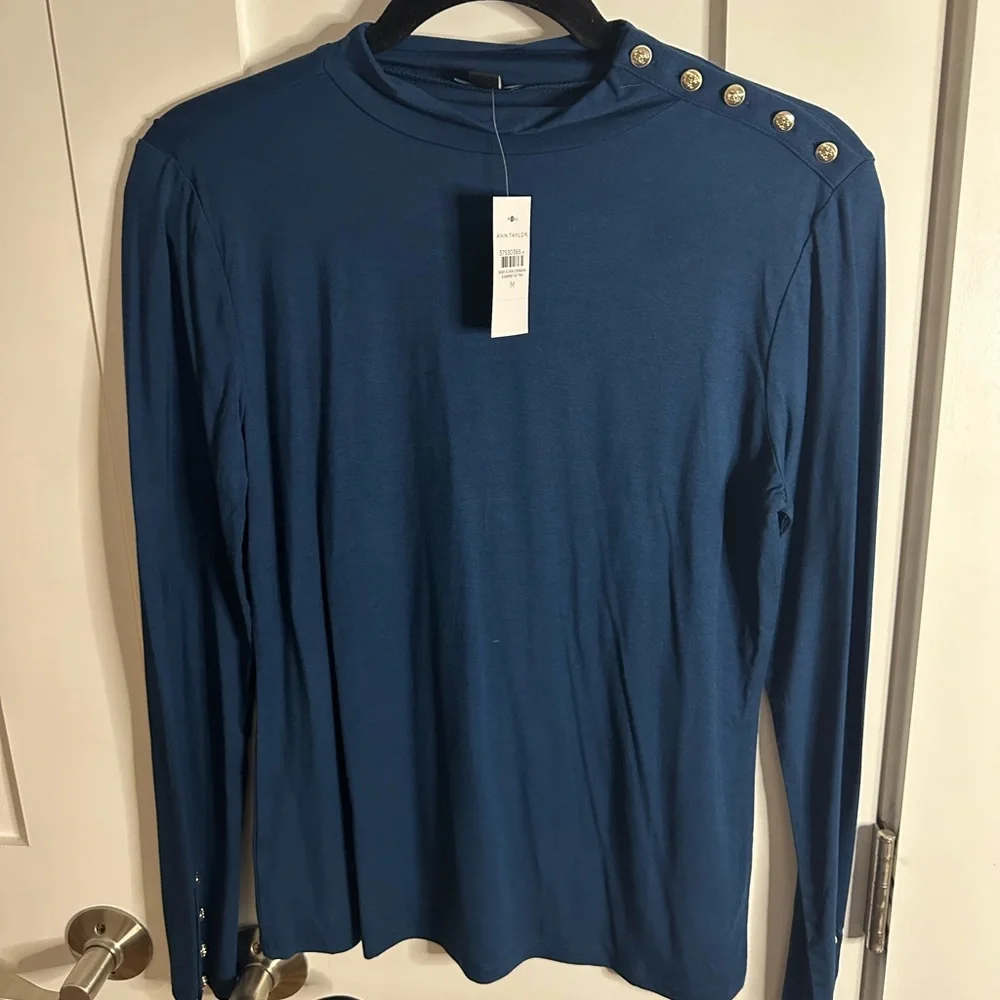 Ann Taylor  Mock Neck Button Top - NWT - Size M - Picture 2 of 3